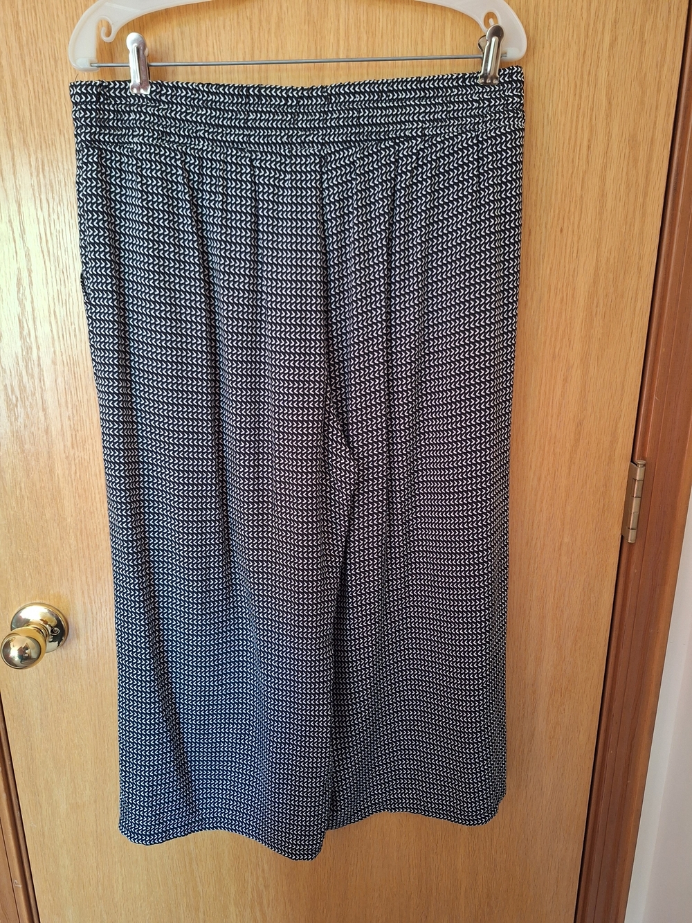 High Waisted Cropped Lightweight wide-leg capri pants. Black & White With Pocket